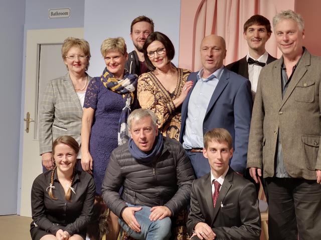 Katrin Gerstbauer, Massimo Rizzo und Maximilian Kohwalter (vorne) sowie Christa Platny, Ingrid Vermeulen, Matthias Schmid, Elfriede und Erwin Fischer, Kulturstadtrat Kurt Schirmer jun. und Stiftsdechant Mauritius Lenz freuten sich über die geglückte Premiere.