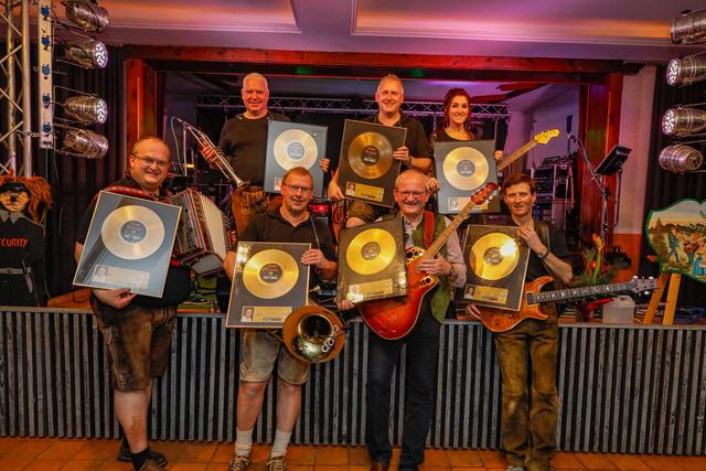 Goldene Schallplatten für die Original Kösslbachtaler beim Abschiedskonzert am 16. November 2019 beim Friedlwirt in St. Roman: Hinten von links: Kali, Harry, Lisi, vorne von links: Hannes, Sepp, Lois und Markus.