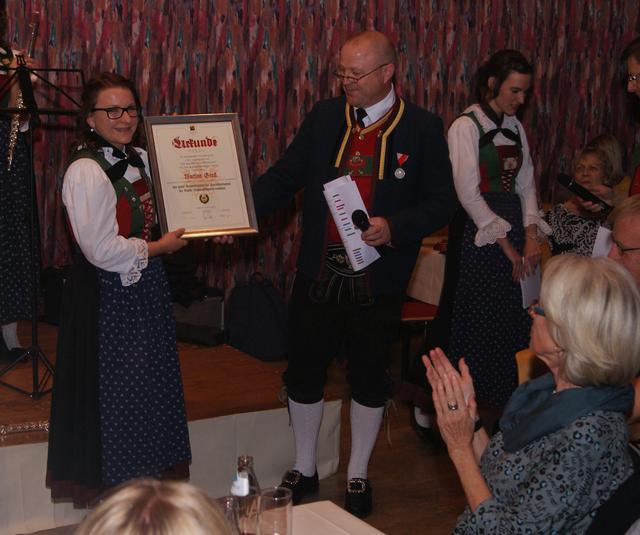 Martina Gratl erhielt Verdienstzeichen in Grün des Blasmudikverbandes Tirol