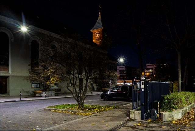 Blick zum schön beleuchteten Kirchturm der Salvatorianer Kirche am Salvatorianer Platz in Favoriten. | Foto: ©Sylvia S.,  Aus meiner Reihe "Wien bei Nacht"