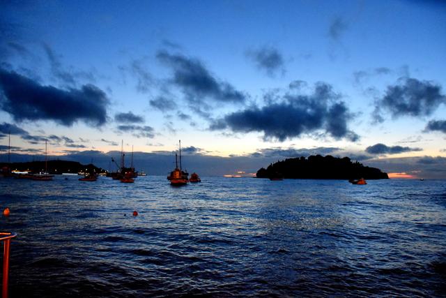 Nicht nur bei Capri auch bei Rovinj versinkt die rote Sonne im Meer