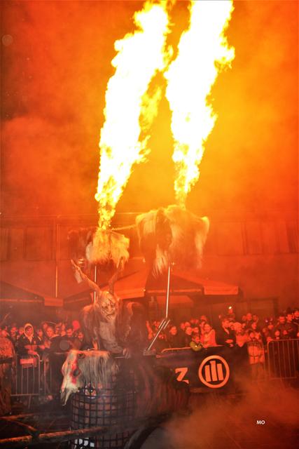 Katscher Krampusse auf ihrem Vehikel