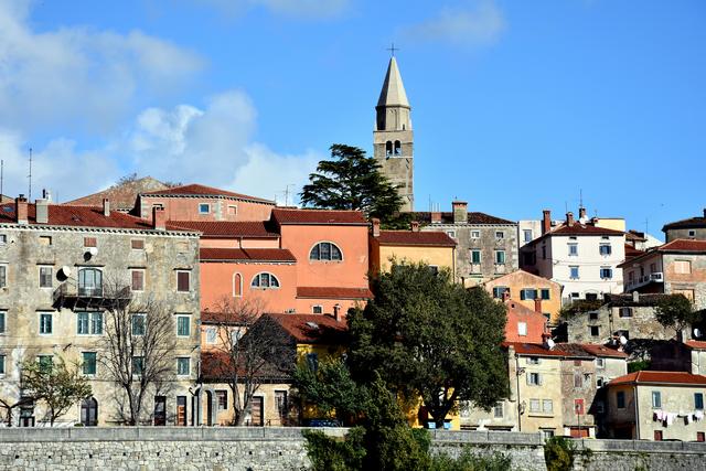 Labin ist eine Stadt in der Gespanschaft Istrien, Kroatien. Labin liegt nahe der Ostküste der istrischen Halbinsel auf halber Strecke zwischen Pula und Opatija.