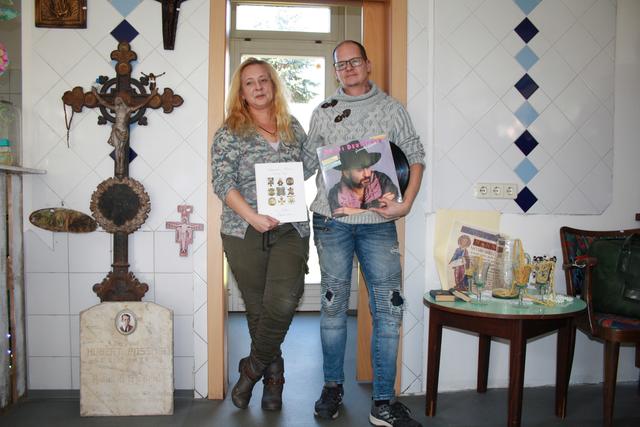 Cindy Popodi und Christian Warmuth machten ihr Hobby zum Beruf und bieten in Spittal nostalgische Waren und besondere Sammlerstücke an.