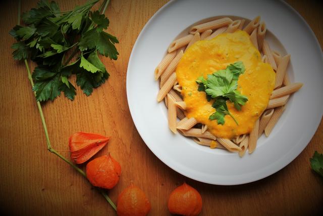 Vollkornnudeln mit cremiger Kürbis-Parmesansauce.