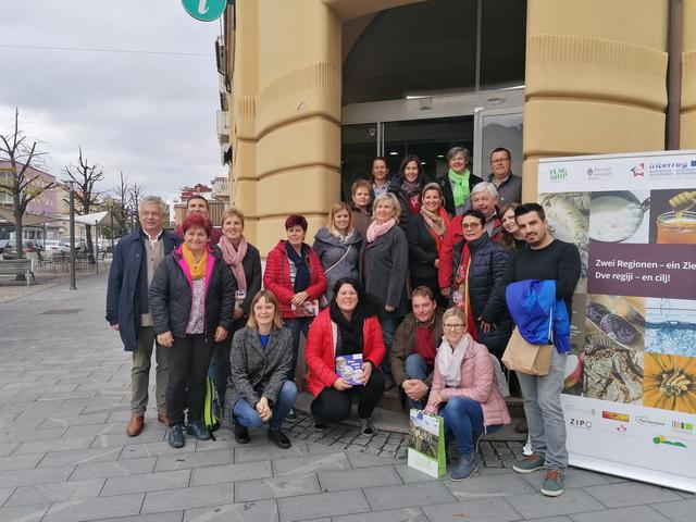 Grenzüberschreitender Erfahrungsaustausch zwischen Apfelbetrieben der Oststeiermark und Betrieben aus Slowenien. | Foto: Oststeiermark Tourismus