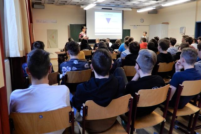 Aufmerksam verfolgten die Schüler das Gespräch. | Foto: Harald Schober (2)