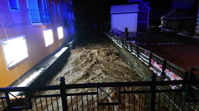 Der Hochwasser führende Leisnitzbach in Tamsweg der innerhalb von einer Stunde gestern rapide angestiegen war.