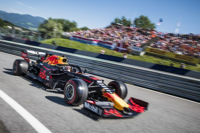 Max Verstappen biegt von 3. bis 5. Juli 2020 am Red Bull Ring ein. | Foto: PS/Platzer
