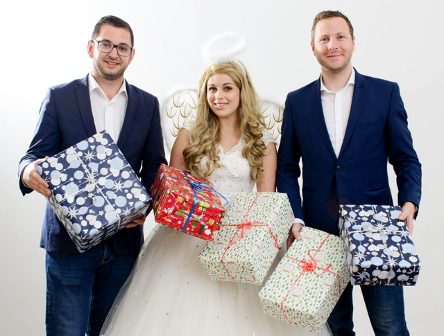Jugendstadtrat Philipp Gerstenmayer (l.) und Bürgermeister-Stellvertreter Sozialstadtrat Michael Schnedlitz mit Christkind Julia Nusko. | Foto: Stadt WRN
