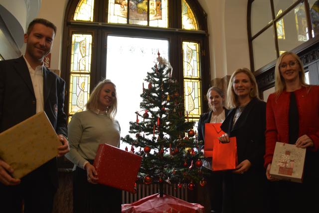 Im historischen Teil der Kufsteiner Sparkasse findet sich der Christbaum mit den erfüllbaren Wünschen. | Foto: Noggler