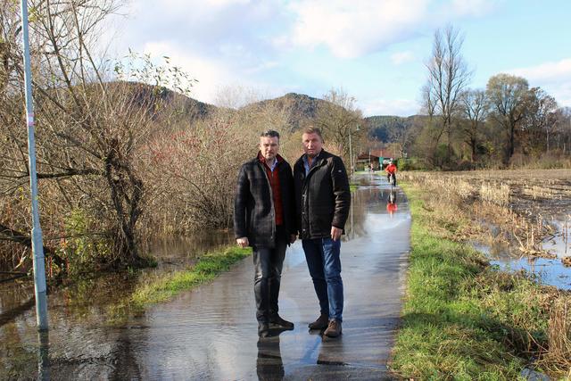 Lokalaugenschein im Schleusenweg Klagenfurt: Vize-Bürgermeister Wolfgang Germ (l.) und Peter Haslauer (Abteilung Entworgung)