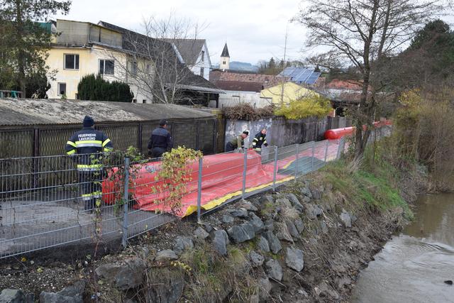 In Lavamünd schützt man sich mit mobilem Hochwasserschutz und einer Sperre des Ortszentrums. | Foto: Georg Bachhiesl