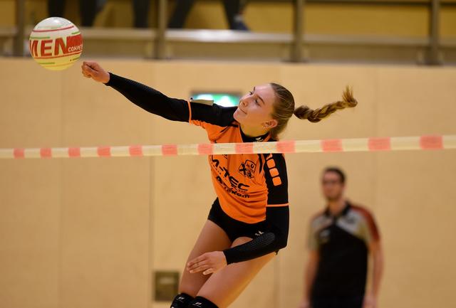 Anika Hartl schlägt Arnreit zum perfekten Saisonauftakt. | Foto: Manfred Lindorfer