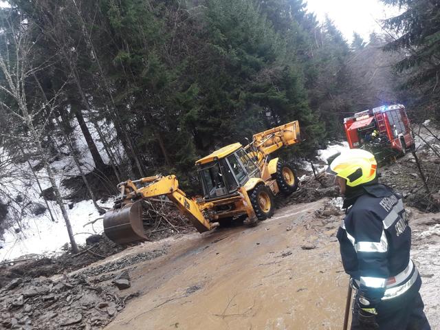 Einsatzkräfte arbeiten derzeit die vielen Schäden ab.