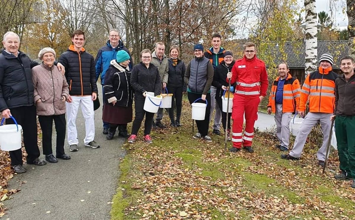 Landjugend Esternberg Half Beim Setzen Von 1000 Fruhlingsbluher