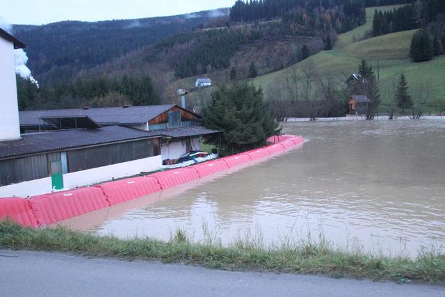 Mobiler Hochwasserschutz an der Gurk.