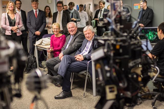 "Robocops" an der TU Darmstadt: Uni-Präsidentin Tanja Brühl, Hermann Schützenhöfer, Volker Bouffier. | Foto: Paul Kalcher