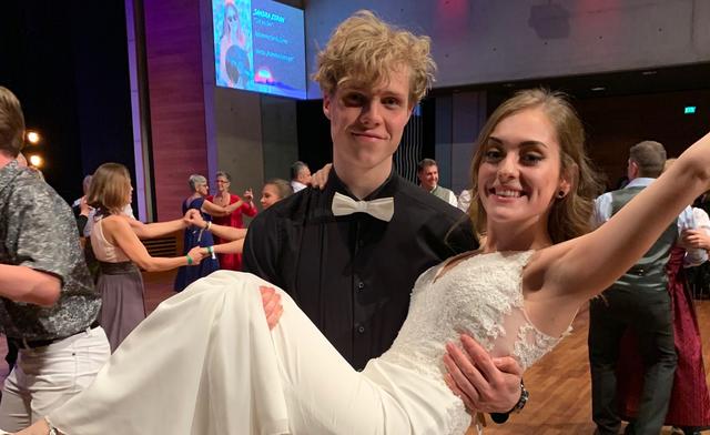 Julian Hartl (5AHK) trägt seine Tanzpartnerin beim diesjährigen HAK Ball auf Händen.