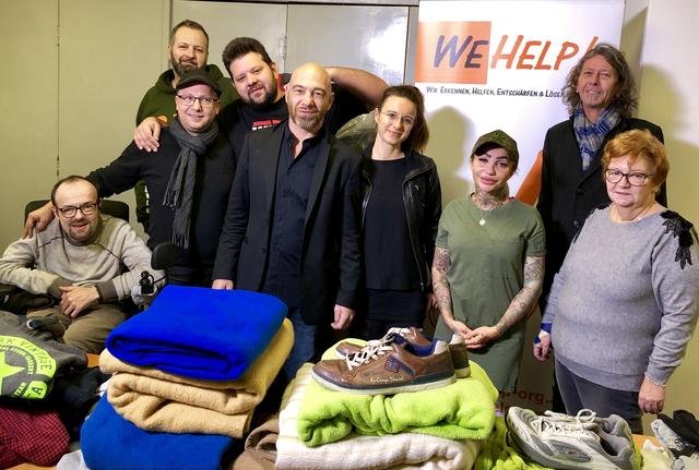 Kid Pex, Roman Gregory (4. und 5. v.l.) und viele andere helfen den Flüchtlingen in Bosnien und Herzegowina.
