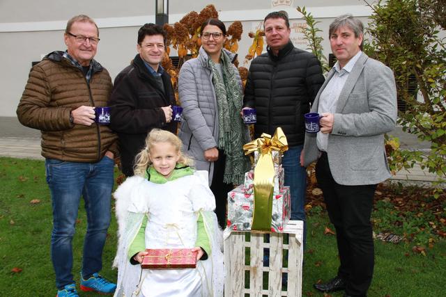 Die Wieser Wirtschaft, Weinbauern, Kunsthandwerker und Vereine freuen sich auf eine schöne gemeinsame Weihnachtszeit: Josef Pusnik (Organisationsreferent des Tennisclubs Vordersdorf), Weinbauer Josef Müller vlg. Kraßhoisl , Weinbäuerin Alexandra Müller vlg. Wiedersilli, HBI Christian Schwender und WB-Obmann Hansi Lipp, von links nach rechts, mit Christkind Julia. | Foto: Josef Fürbass