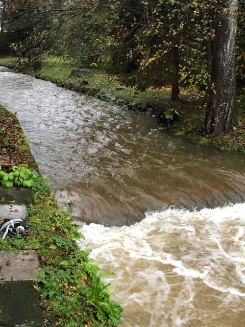 Im Zentrum Velden, der Pegelstand ist außergewöhnlich hoch
