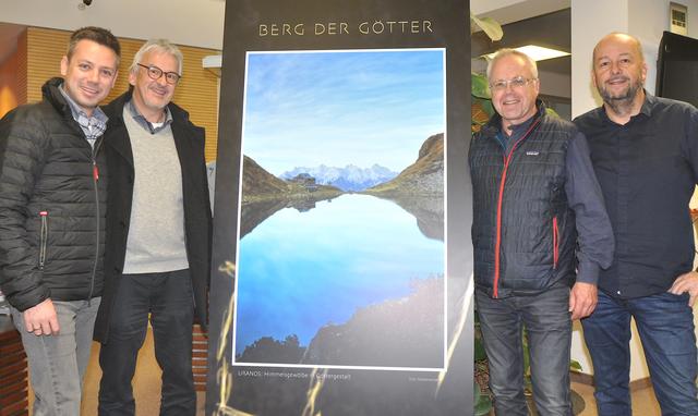 Florian Phleps, Wolfgang Schwaiger, Toni Niederwieser und Herbert Ponimayer: Wildseeloder-Ausstellung in der Raiffeisenbank. | Foto: Kogler