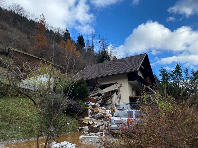 Ein Haus ist teilweise eingestürzt, die Einsatzkräfte müssen vorsichtig sein. | Foto: BFKDO Spittal