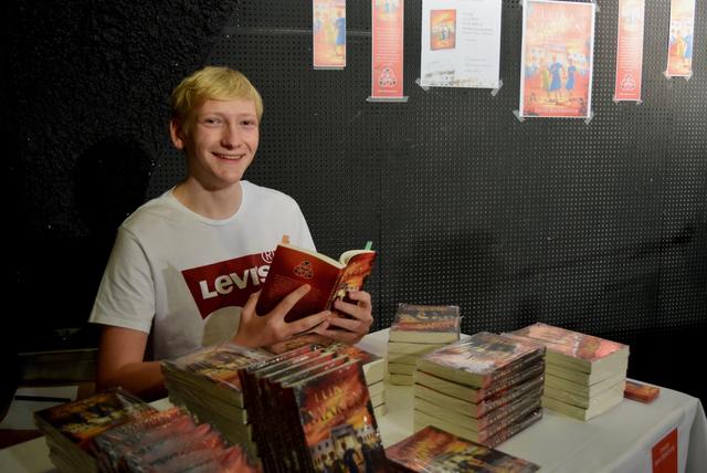Der Jungautor David Mauerhofer stellte zu seinem 17. Geburtstag sein allererstes Buch vor.
