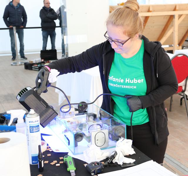 Stefanie Huber von Glas Bauer aus Münzkirchen kam bei Bundeslehrlingsbewerb der Glaser auf den dritten Platz.  | Foto: BI Dachdecker, Glaser, Spengler