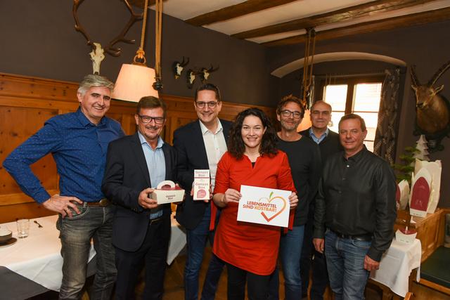 Projektteam der Genuss Box: v. l. Ing. Alexander Würtenberger (ATM-Projektleitung), Dr. Alfred Egger (GF ATM), Alois Rainer (Fachgruppenobmann Gastronomie WK Tirol), Landeshauptmann-Stellvertreterin Mag.a Ingrid Felipe, Mag. Martin Mölgg (Land Tirol), Heiner Messerle (GF Messerle) und Ing. Harald Feldmann (Land Vorarlberg). | Foto: Genuss Box