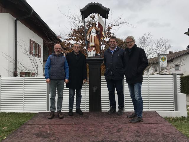 Bernhard Kathrein, Armin Walch, Schlux Josef, Luis Oberer (v.l.) vor der restaurierten Statue. | Foto: privat