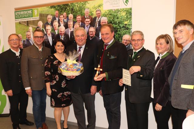 Die VP-Spitzenkandidaten des Bezirks Voitsberg mit LH Hermann Schützenhöfer und den Hauptverantwortlichen des Tages | Foto: Cescutti