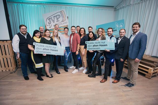 Landesobmann Sebastian Steiner mit dem neuen Team der Jungen ÖVP Burgenland | Foto: JVP 