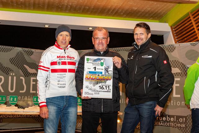 Hermann Mandler (li.) überreichte die Startnummer 1 mit der Unterschrift des Siegers der Profiklasse an Bgm. Karl Dobnigg und Vzbgm. Markus Stabler. | Foto: zVg