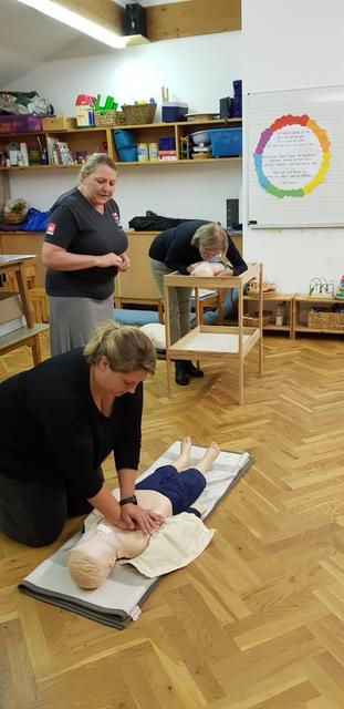 Die Versorgung des Kindes im Notfall wurde intensiv geübt.  | Foto: Gemeinde Lohnsburg