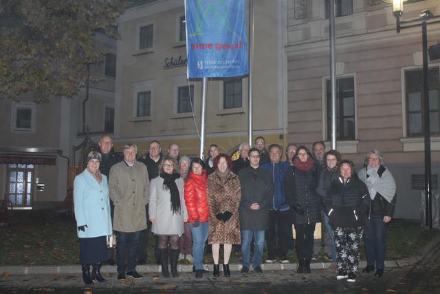 Das Hissen der Flagge ist Symbol für ein friedliches Miteinander ohne Gewalt und für den besonderen Schutz von Mädchen und Frauen vor tätlichen Übergriffen im privaten und öffentlichen Raum.  | Foto: BERTA