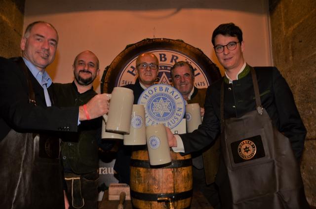 V.l.n.r.: Alexander Stangassinger (Bürgermeister von Hallein), Braumeister Martin Simion, Günter Hinterholzer (Regionaler Verkaufsdirektor Region West Brau Union Österreich), Braugasthof-Wirt Hans Kreuzer, Florian Scheicher (Vizebürgermeister Hallein) | Foto: Brau Union Österreich