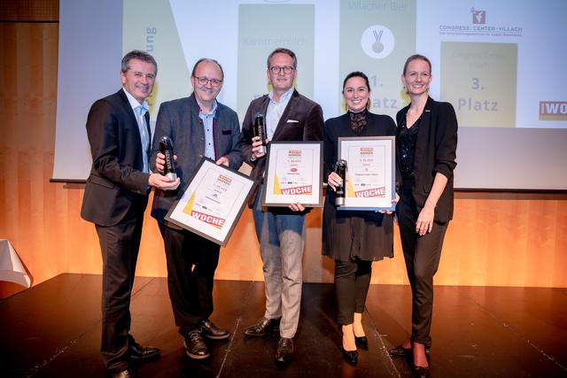 Die überregionalen Sieger-Marken: WOCHE-Geschäftsführer Markus Galli, Helmut Petschar von Kärntnermilch (2. Platz), Peter Peschel von Villacher Bier (1. Platz), Kerstin Fritz, Direktorin des Congress Centers Villach (3. Platz), und Carmen Goby, Vizepräsidentin der Wirtschaftskammer (von links) | Foto: Bernhard Knaus