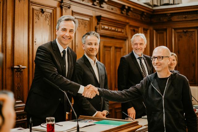 Angelobt: Der neue Gemeinderat der Grünen, Gerald Kuhn (r.) mit Bürgermeister Siegfried Nagl (l.) | Foto: Stadt Graz