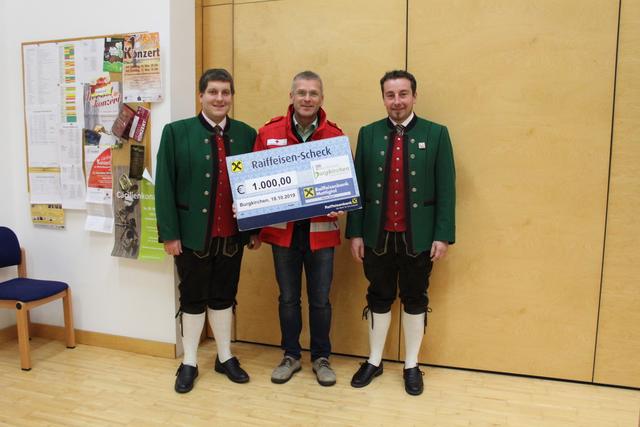 Der Musiverein Burgkirchen verzichtete auf Gastgeschenke beim Musikfest und spendete stattdessen. Ein Teil der Spende ging an das Rote Kreuz Braunau.  | Foto: Musikverein Burgkirchen