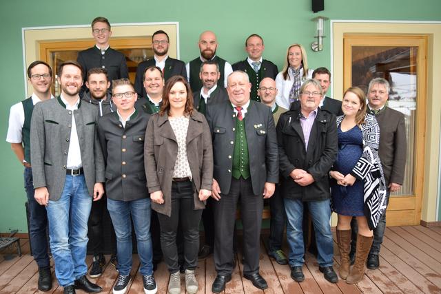 Der Vorstand des USV Krakauebene mit Ski Alpin-Aushängeschild Ramona Siebenhofer (vorne Mitte). | Foto: USV Krakauebene/Hlebaina