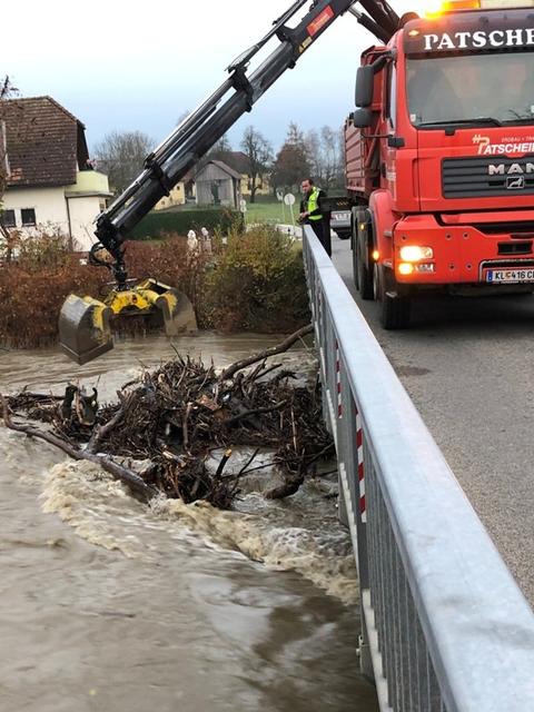 Die Gurk bringt auch allerhand Gestrüpp mit. | Foto: FF St. Thomas am Zeiselberg