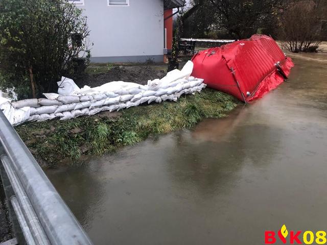 Gurk: Überall Sandsäcke und mobiler Hochwasserschutz | Foto: BFK08