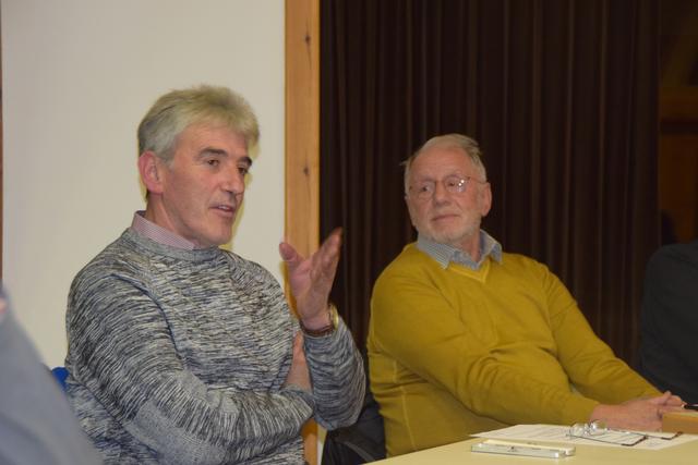 Bürgermeister Ferdinand Beer (li.) und Hansjörg Köchle, Obmann des Pflegevereins Stanz berichteten aus der Nachbarschaft. | Foto: Siegele