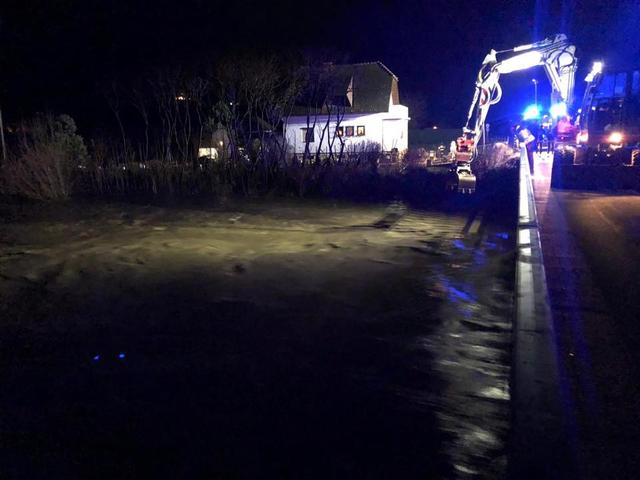 Die Feuerwehren des Abschnittes Grafenstein bei Hochwasser-Einsatz bei Sillberücke.