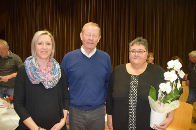 Brigitte Schmid (li.) übernahm als neue Kassierin von Gerlinde Trott die bestens geführte Kassa. | Foto: Siegele