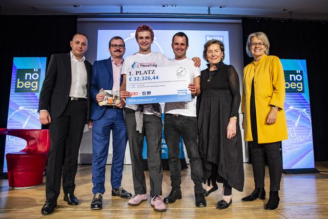 Sieger Elias und Matthias Bohoun mit den Bezirksblätter-Geschäftsführern Ewald Schnell und Oswald Hicker und Wirtschaftskammerpräsidentin Sonja Zwazl und Wirtschaftslandesrätin Petra Bohuslav | Foto: Daniela Matejschek