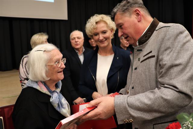 „Ich hab‘ noch den Bruno Kreisky persönlich in Werndorf getroffen“, erzählte Cäcilia Pirmayer Willi Rohrer und Karin Greiner bei der Ehrung.