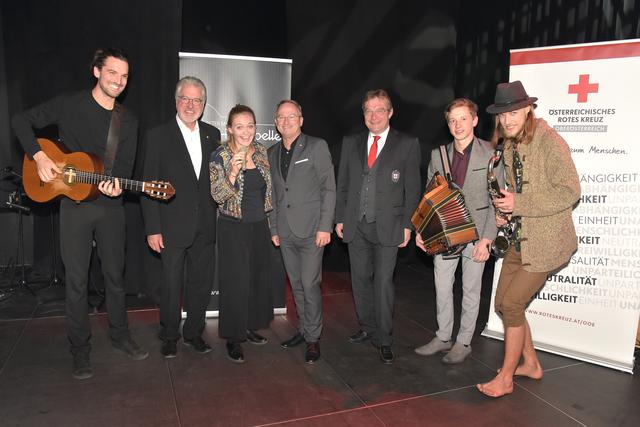 OÖ. Rotkreuz-Präsident Aichinger Walter, Nora Mayer, Landesgeschäftsleiter Mag. Erich Haneschläger, Vizepräsident Günter Mayr und die Musiker der Peter Mayer Hofkapelle.  | Foto: www.eventfoto.at